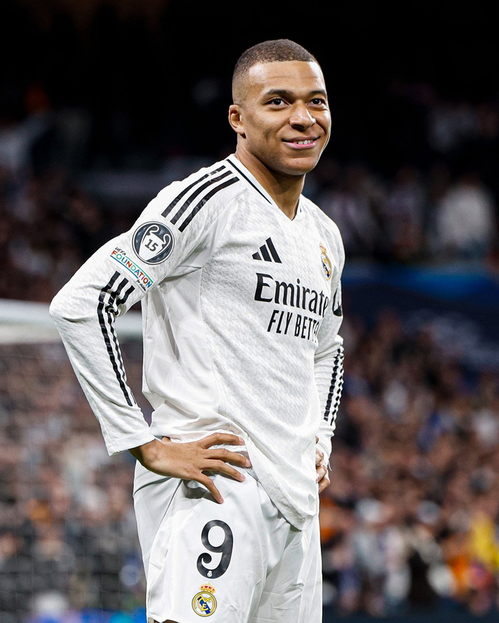 你故意的吧？范戴克防守传中时高举右手导致手球送点