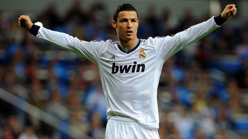 西甲半场：伦布雷拉斯闪击，亚马尔破门，巴萨2-1阿拉维斯（西甲半场战报：伦布雷拉斯开场闪击，亚马尔建功，巴萨2-1领先阿拉维斯）