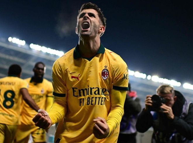 助罗马升至意甲榜首，斯维拉尔达成罗马生涯100场里程碑（斯维拉尔迎罗马第100战，助球队登顶意甲榜首）