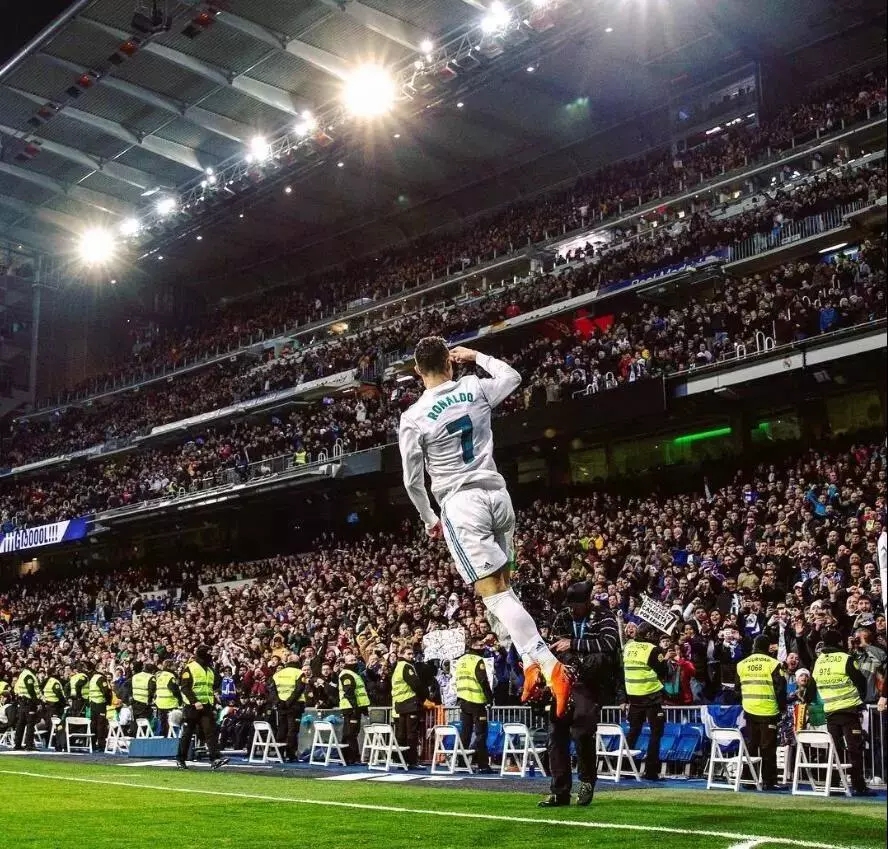 逆天倒勾！40岁C罗一飞冲天：队友对手都看傻了 梦回7年前那一晚