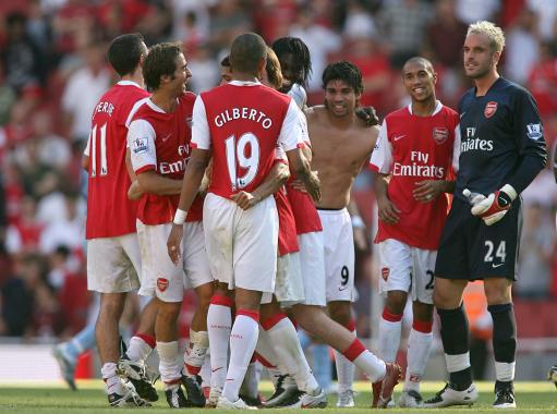 欧冠淘汰赛门票暴涨引发球迷抗议（欧冠淘汰赛票价飙升引发球迷集体抗议）