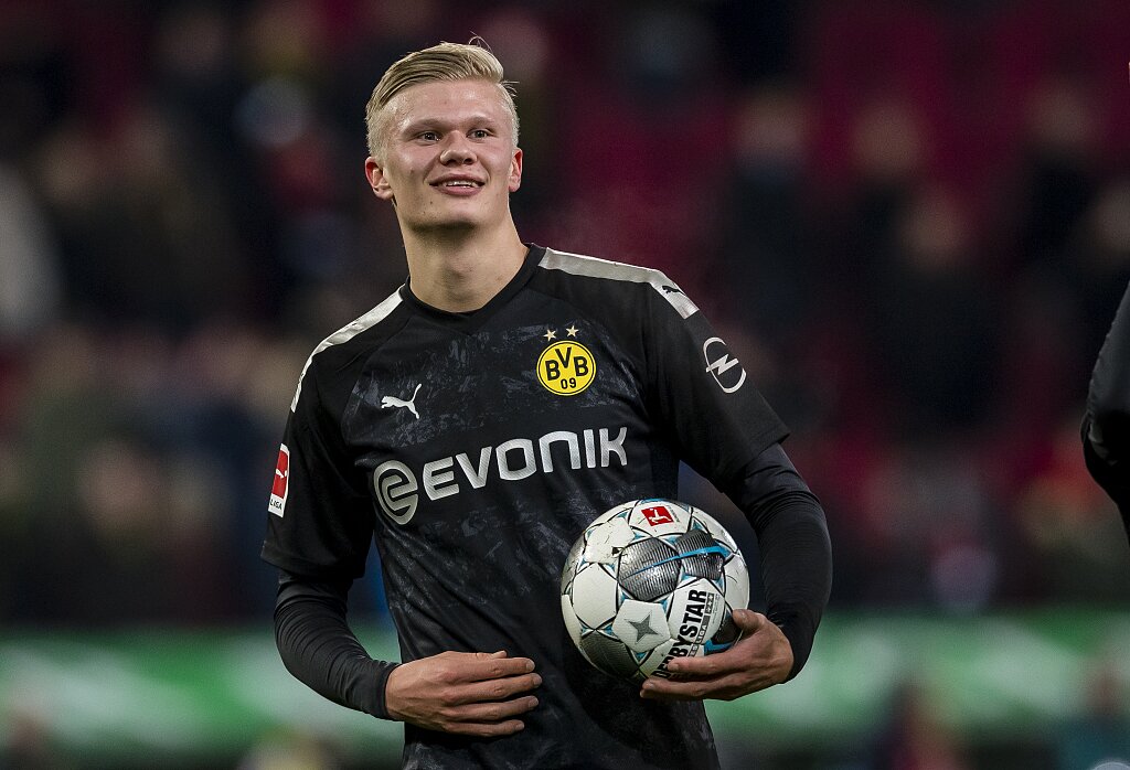 国安刚拿到足协杯冠军，就要给新帅准备三份引援大礼，值得期待（国安捧起足协杯，新帅将获三重引援厚礼，拭目以待）