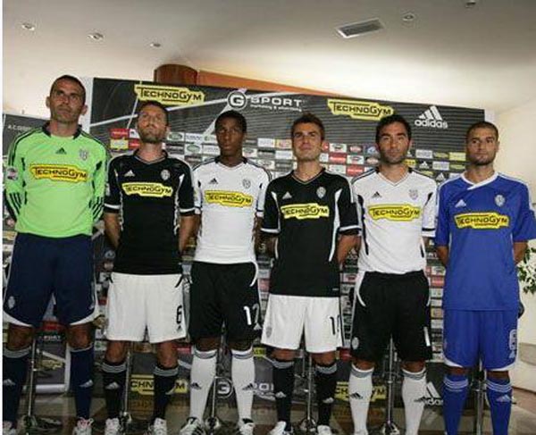 内维尔：我相信萨拉赫会留下，斯洛特一直期待他能道歉（内维尔：看好萨拉赫留队，斯洛特始终期待其道歉）