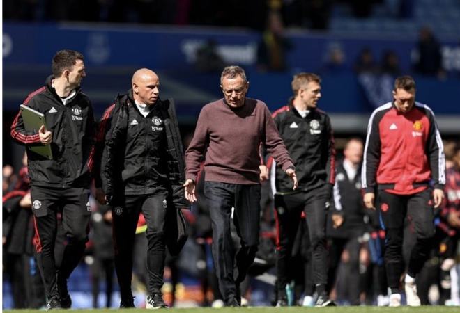 热闻｜B费一传两射造两大神迹！曼联客场4-1大胜狼队升至英超第六（快讯｜B费梅开二度+助攻创两项纪录，曼联客场4-1狼队升至英超第六）