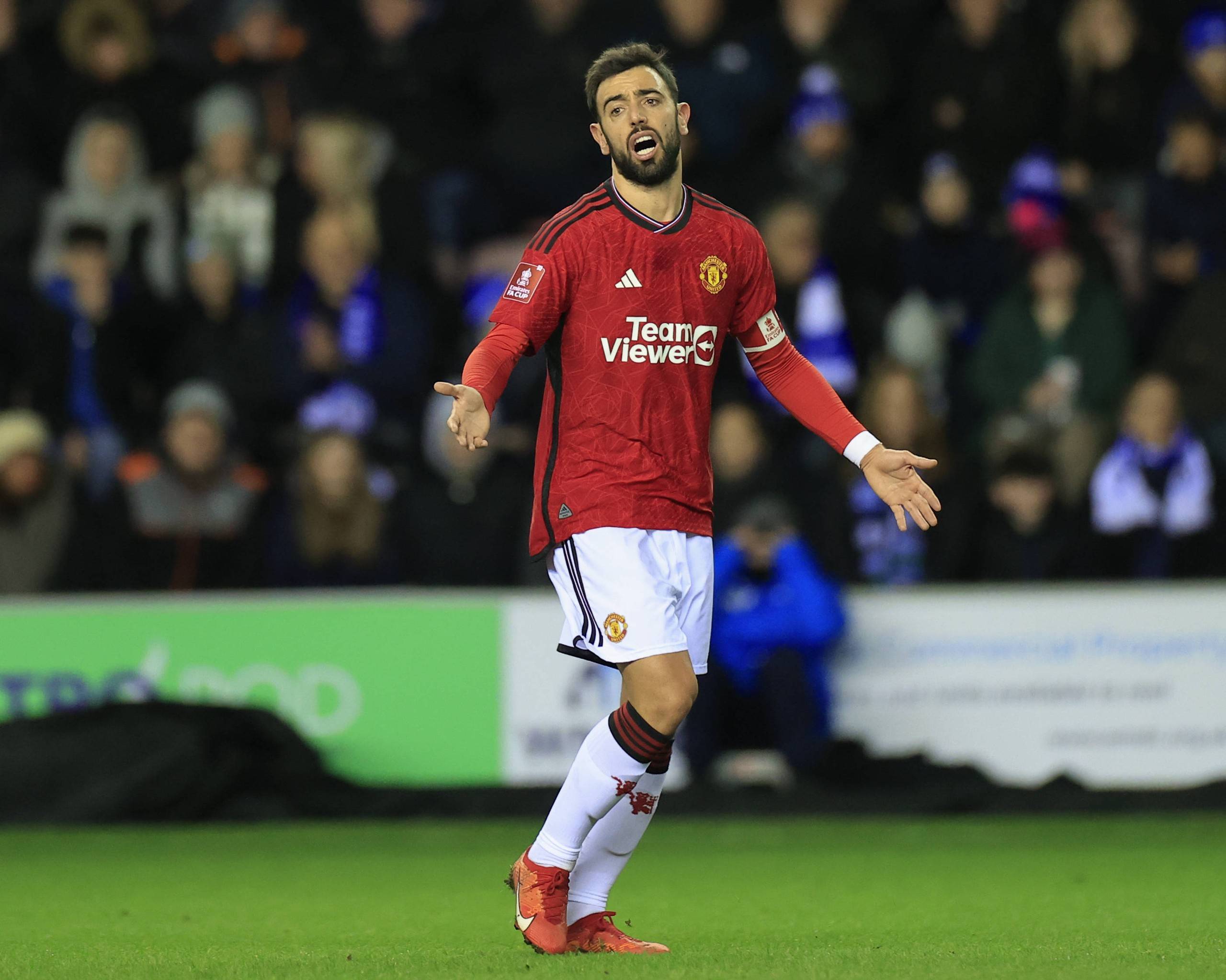 足球报：海牛欠薪3000万，前梅州主帅接替李霄鹏执教球队（足球报：海牛被曝欠薪3000万，前梅州主帅上任接棒李霄鹏）