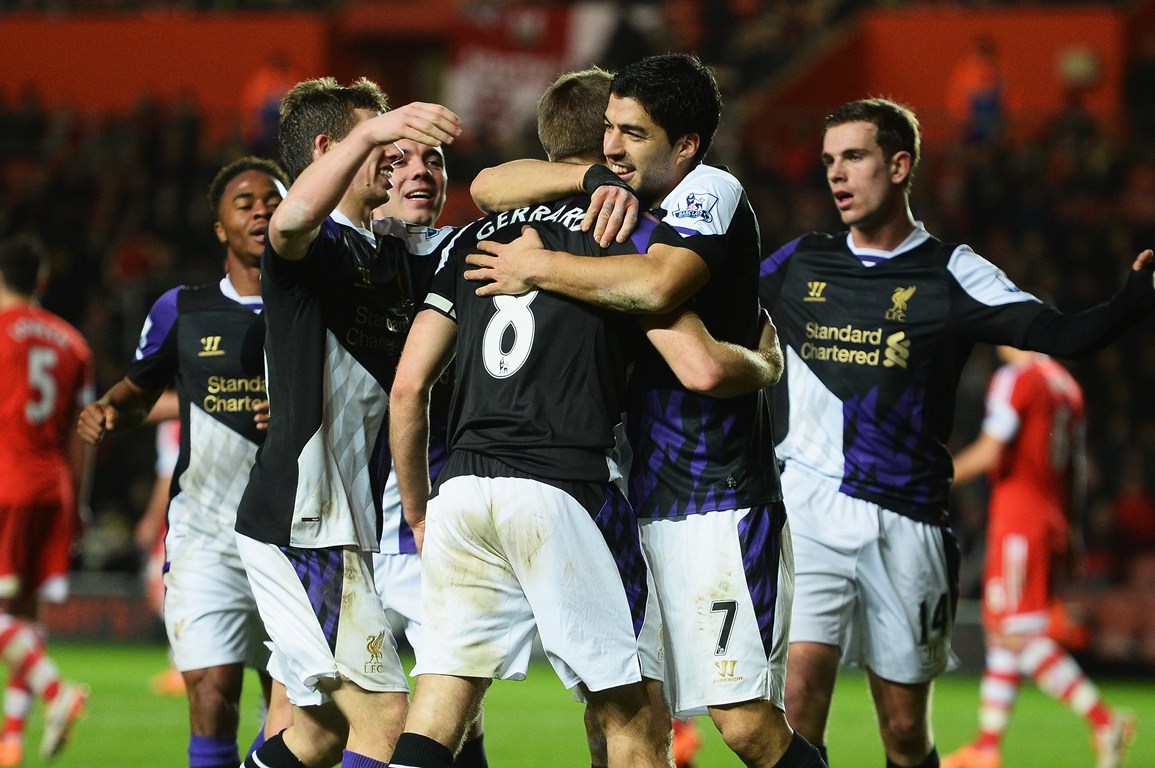 47岁苏提达率泰国队入场，穿西装系领带气宇轩昂，“艳压”欧拉弄